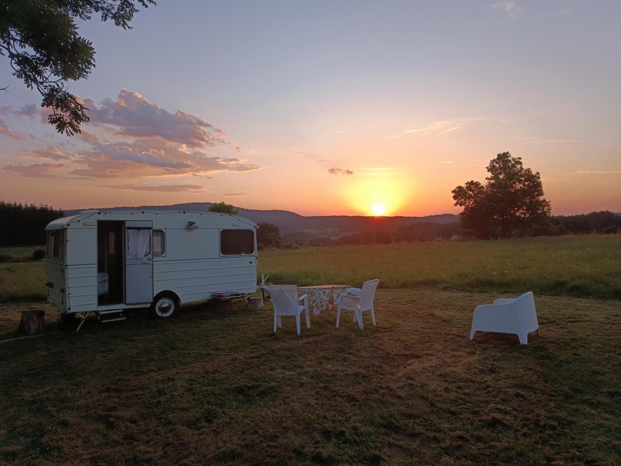 Caravane Vintage Insolite Avec Jacuzzi Au Calme * Sauvessanges