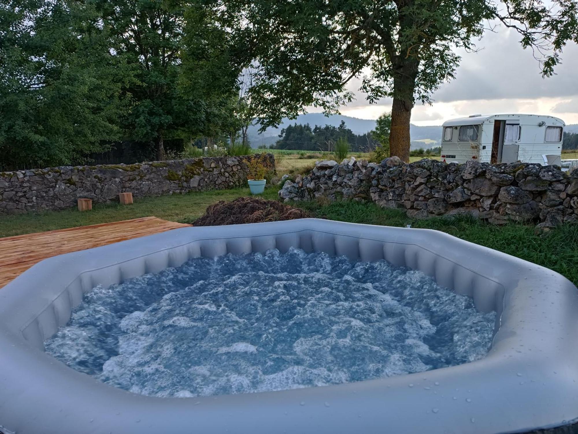 Caravane Vintage Insolite Avec Jacuzzi Au Calme