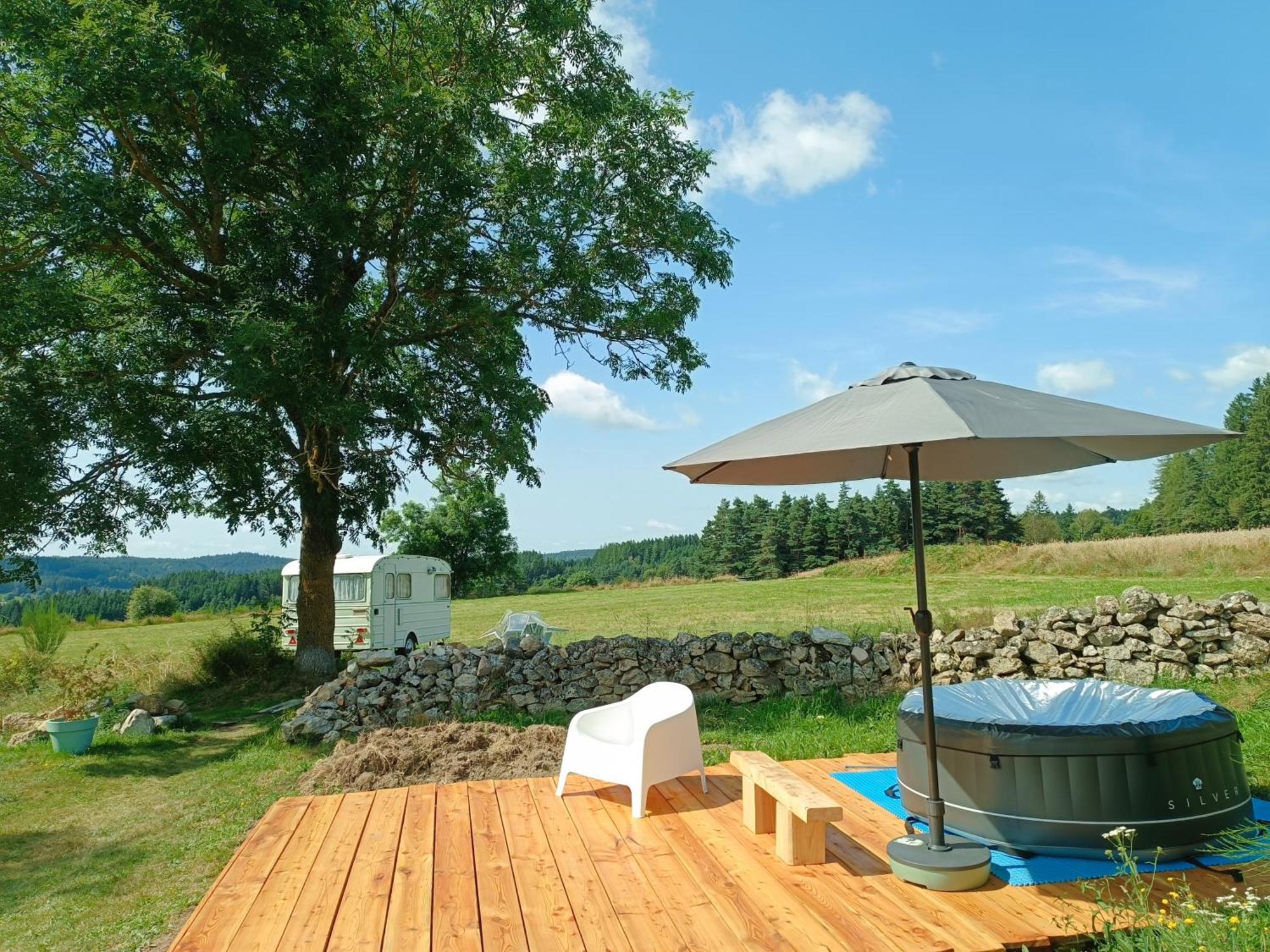 Caravane Vintage Insolite Avec Jacuzzi Au Calme Campsite Sauvessanges